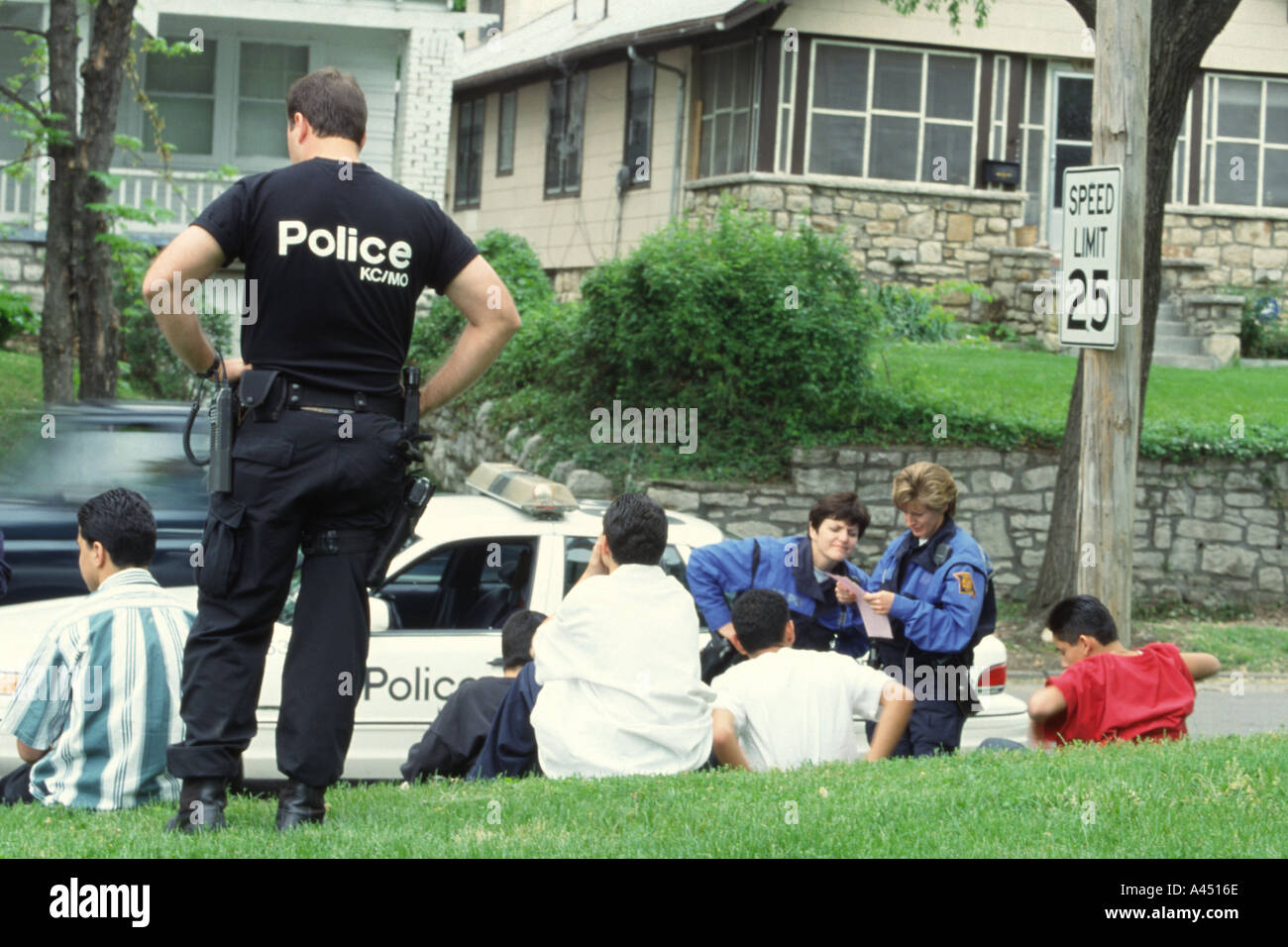 Polizist mit einer Gruppe von mutmaßliche Bandenmitglieder. Kansas City, MO, PD, USA. Straße Drogen Einheit TAC-Team. Stockfoto