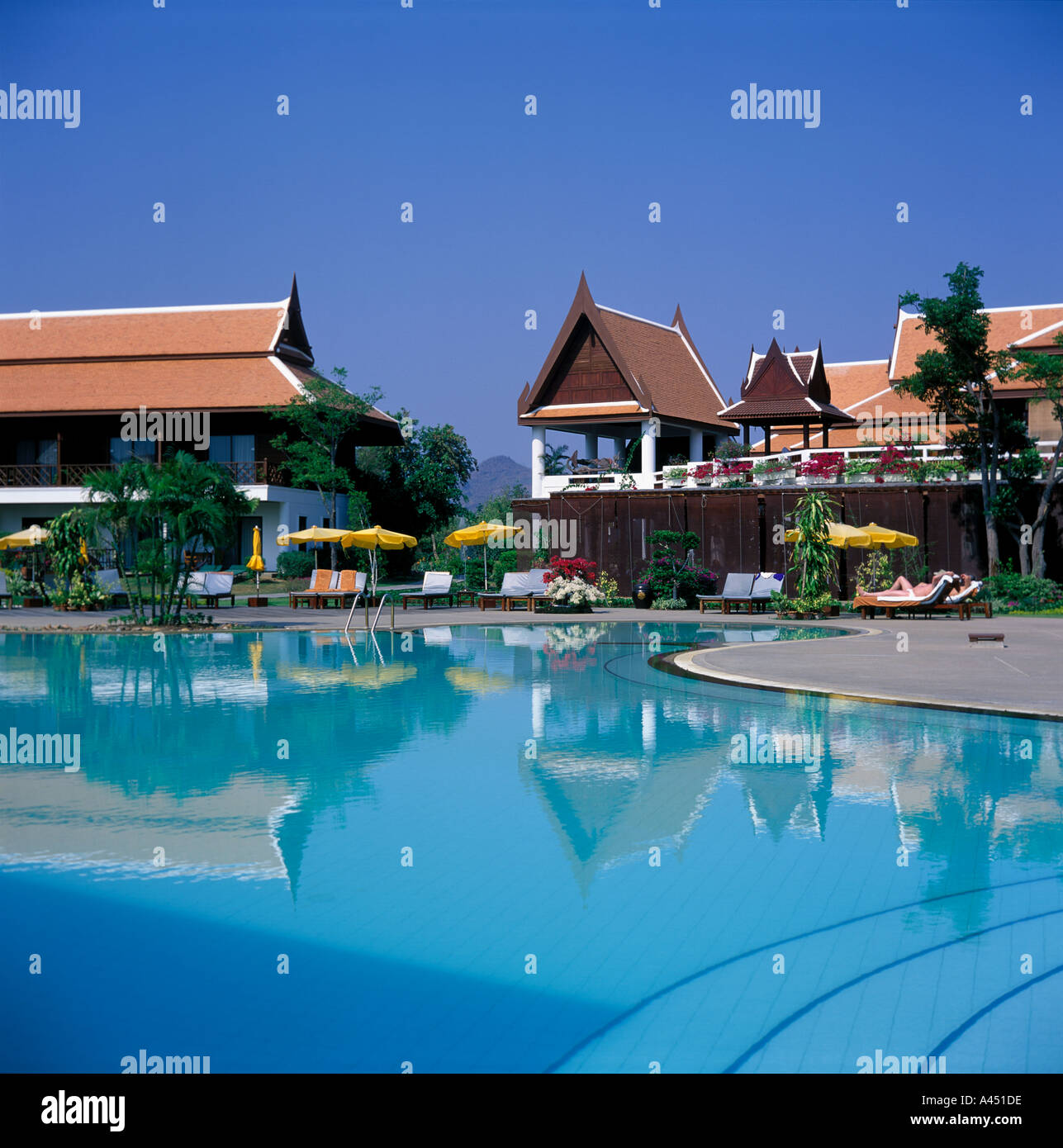 Schwimmbad im Dusit Resort and Polo Club jetzt bekannt als Staub Thani Hotel Cha-am und Hua Hin Thailand Stockfoto
