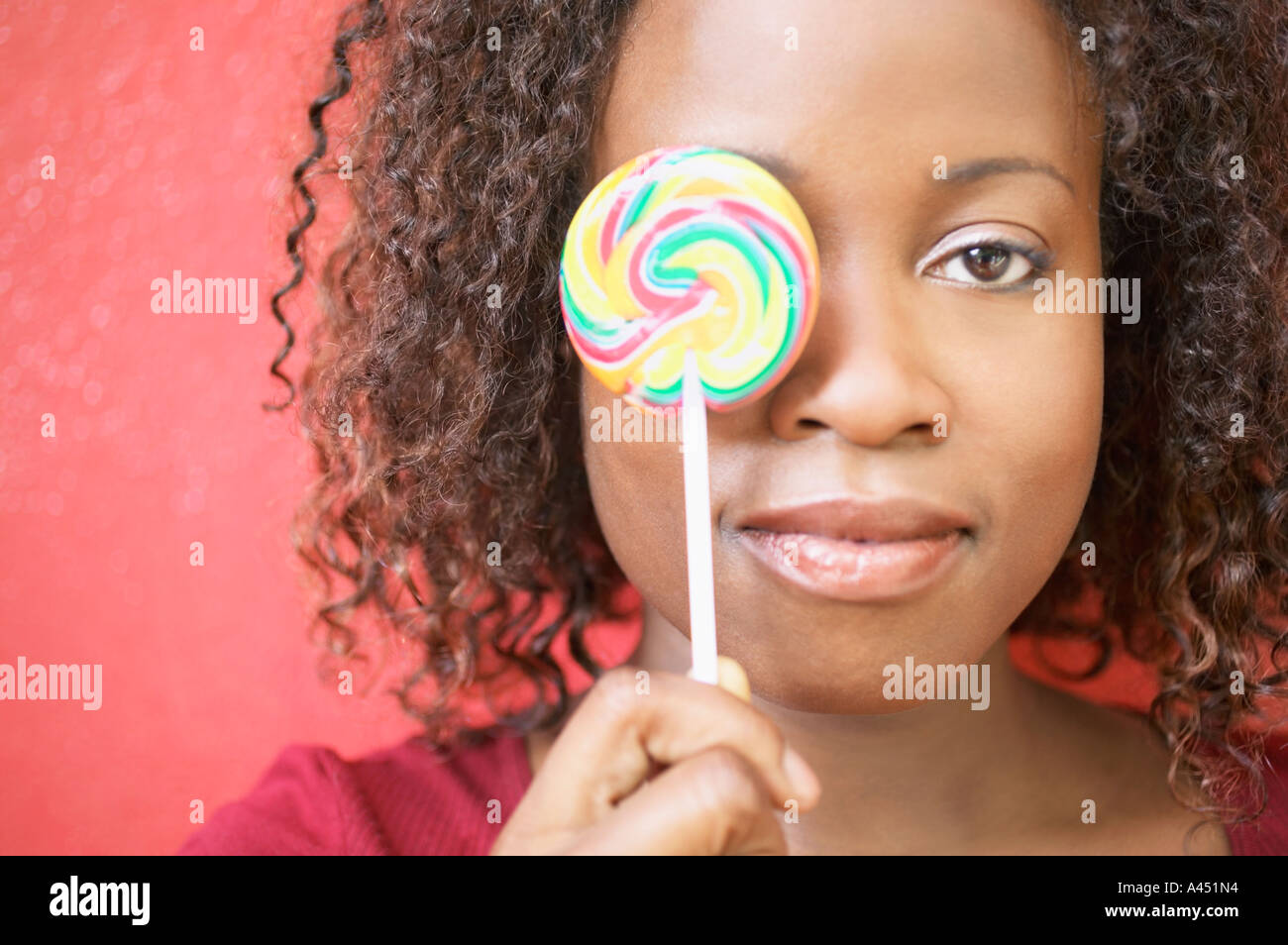 Frau mit Lolli vor ihrem Auge Stockfoto