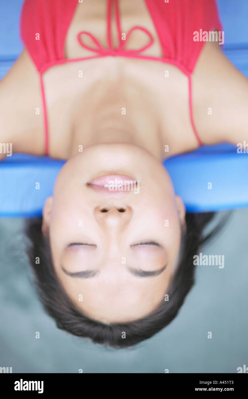 Draufsicht auf eine entspannte junge Frau Stockfoto