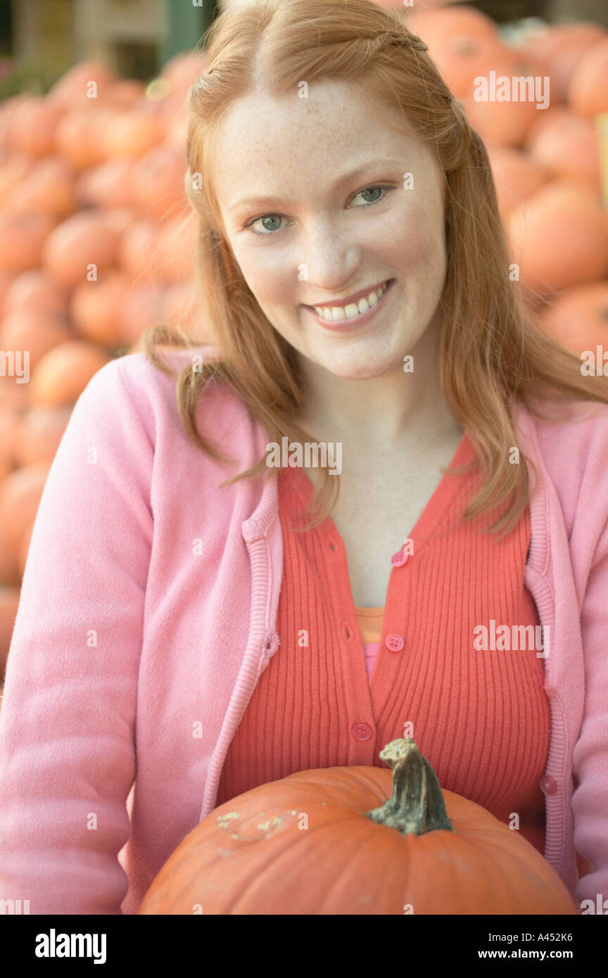 Junge Frau hält einen Kürbis Stockfoto