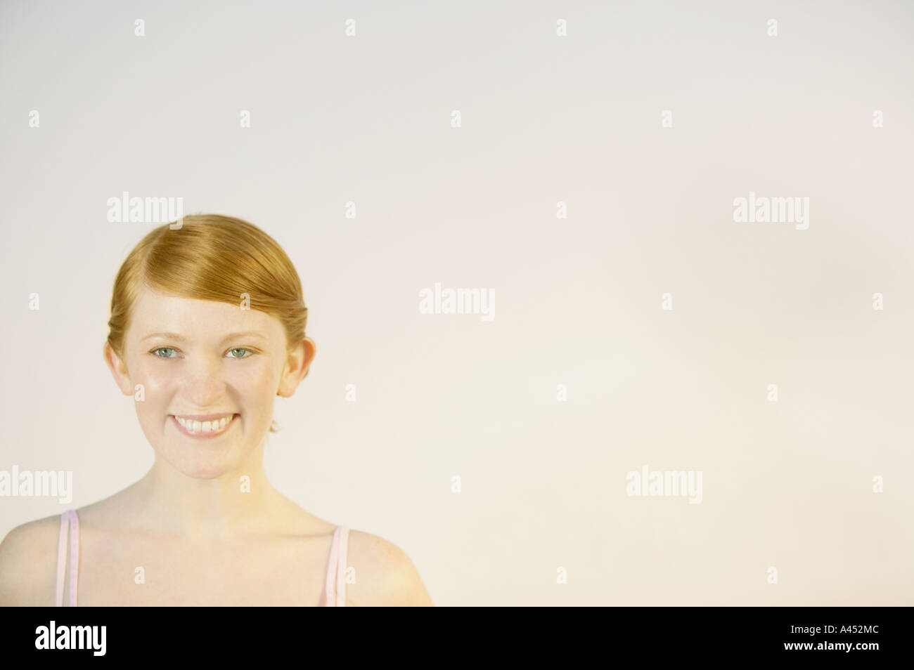 Nahaufnahme einer jungen Frau, Lächeln Stockfoto