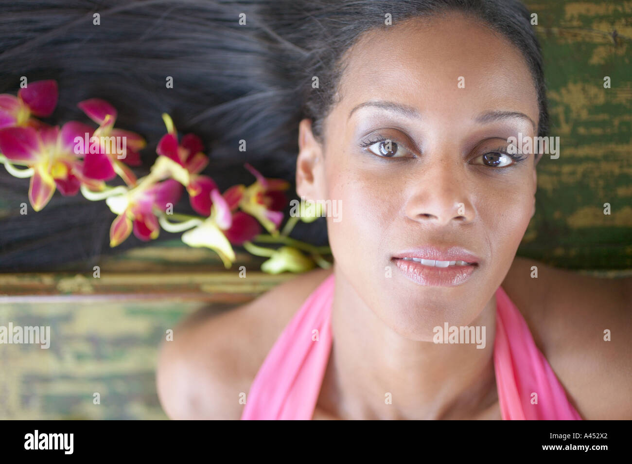 Junge Frau trägt Blumen im Haar Stockfoto