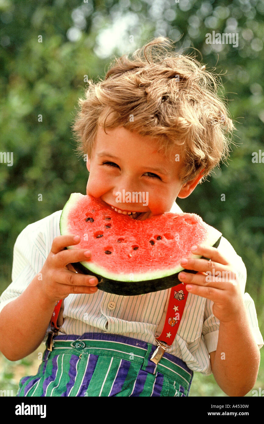 Eine Wassermelone essen Stockfoto