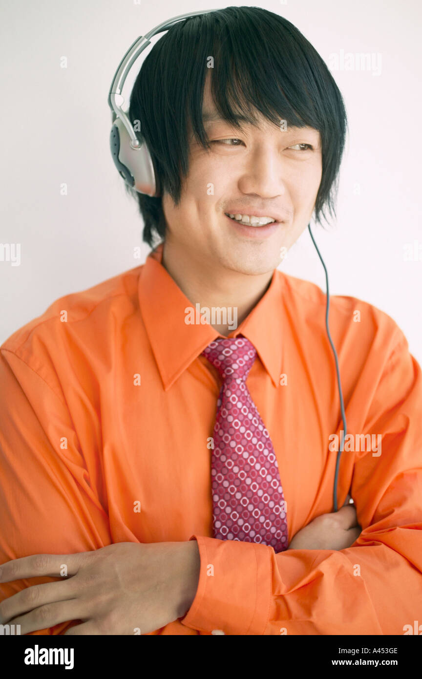 Geschäftsmann mit Kopfhörern Musik hören Stockfoto