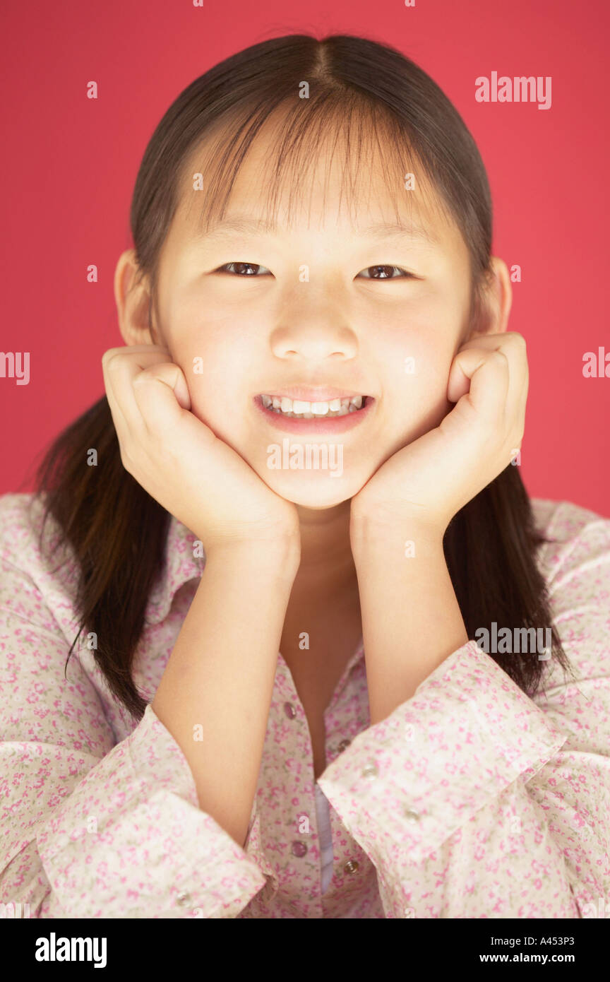 Porträt eines jungen Mädchens, das Lächeln auf den Lippen Stockfoto