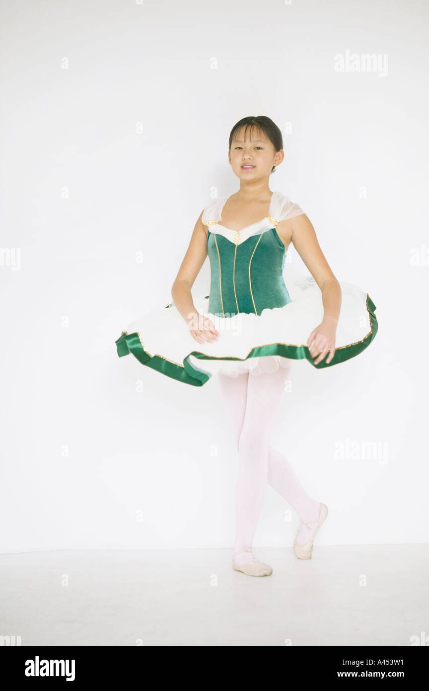 Jungen Ballerina in ihrem Leistung-Kostüm Stockfoto