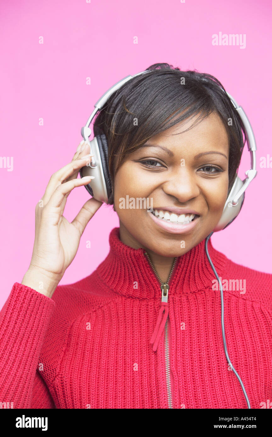 Junge Frau trägt Kopfhörer Stockfoto