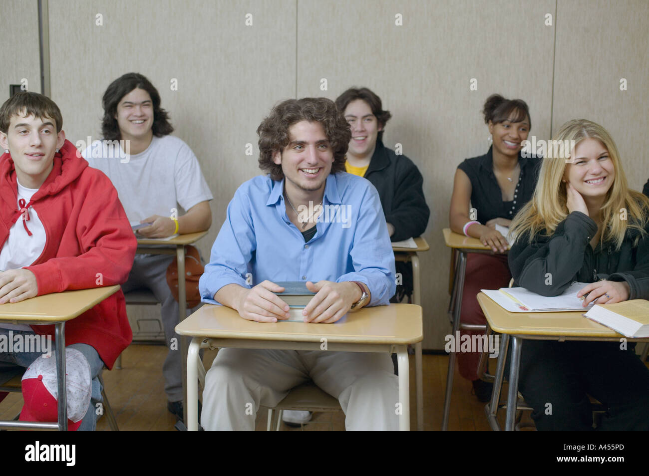 Schülerinnen und Schüler im Klassenzimmer sitzen Stockfoto