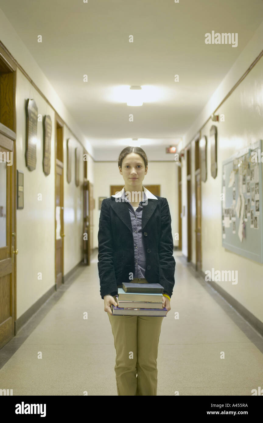 Teenager-Mädchen Bücher in Gang halten Stockfoto