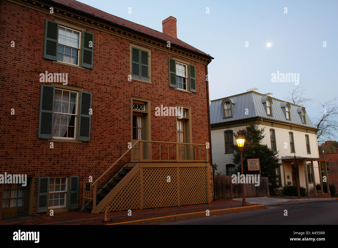 AJD53842, Lexington, VA, Virginia, Shenandoah Valley, historische Innenstadt, Stonewall Jackson-Haus, Abend Stockfoto