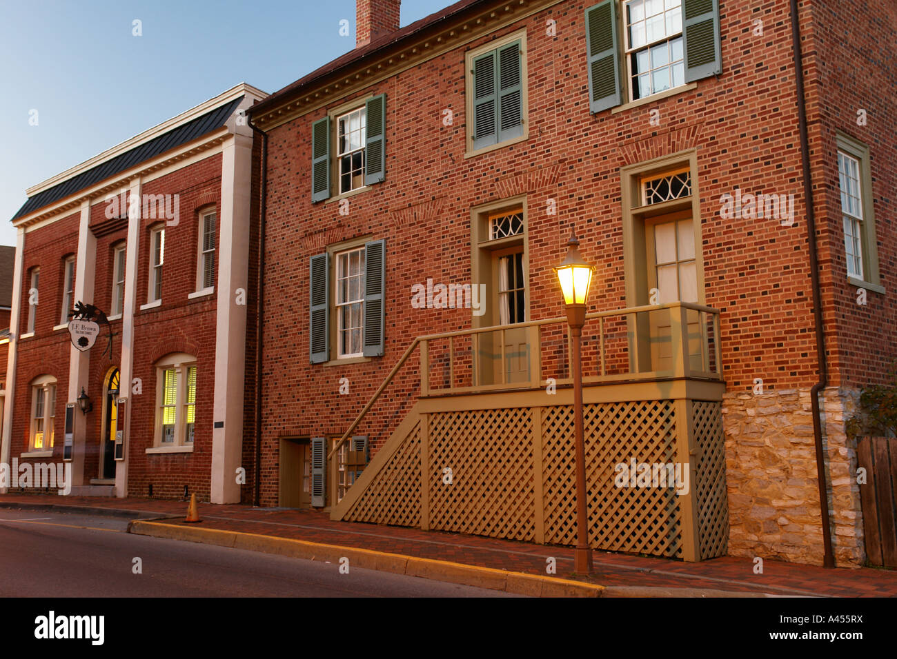 AJD53843, Lexington, VA, Virginia, Shenandoah Valley, historische Innenstadt, Stonewall Jackson-Haus, Abend Stockfoto