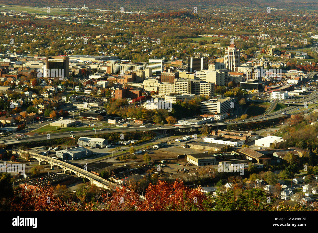 AJD53944, Roanoke, VA, Virginia, Roanoke Valley, Downtown Skyline, Luftaufnahme von Mühle Berg Stockfoto