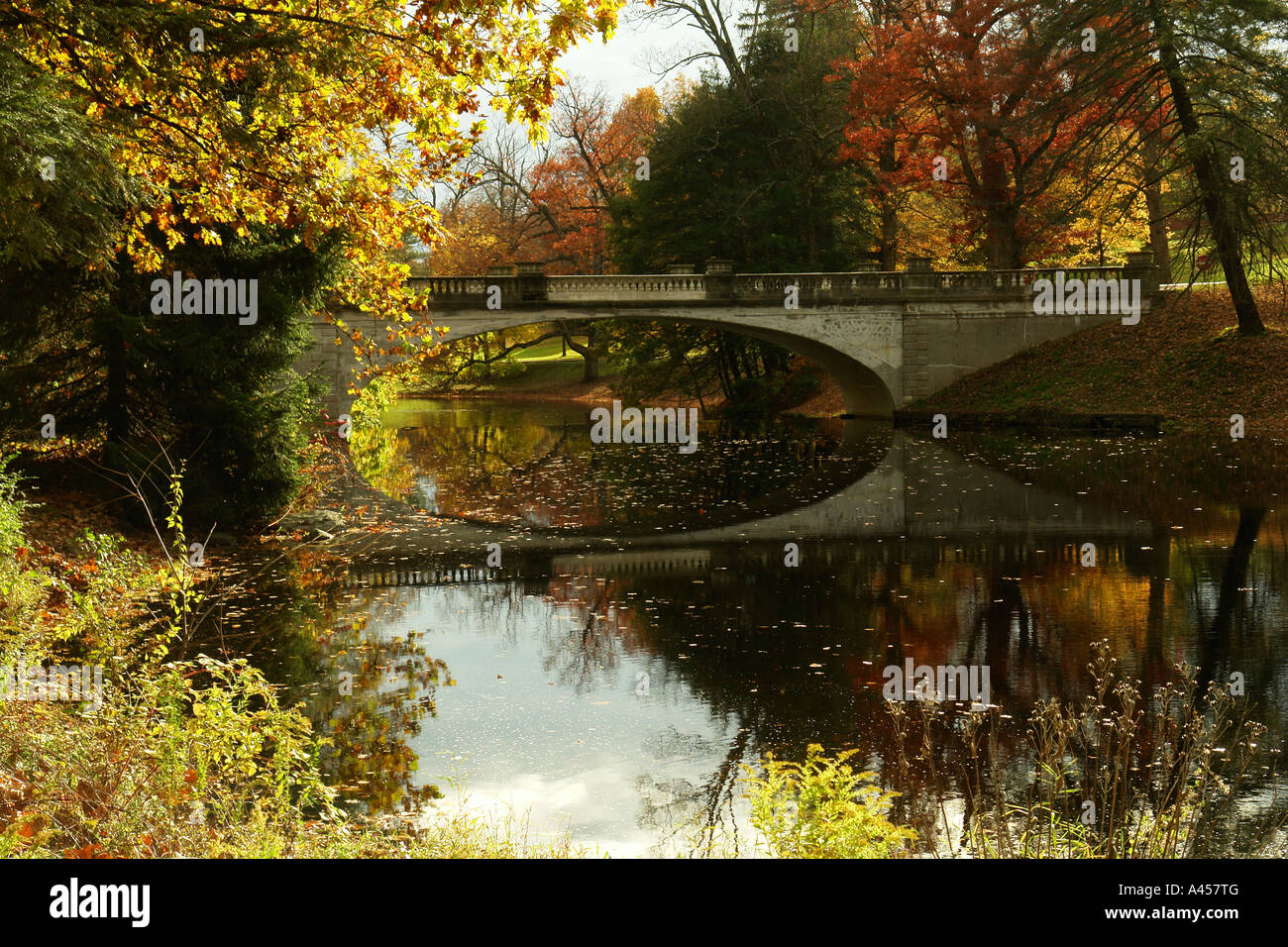 Hyde Park/Poughkeepsie, NY, New York, AJD53179, Vanderbilt Mansion National Historic Site, weiße Brücke über Crum Elbow Creek Stockfoto