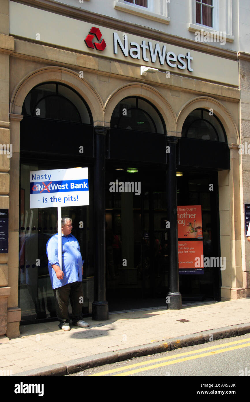 Protestierender vor der NatWest Bank Chester protestiert gegen Bankgebühren am 2006. Juni Stockfoto