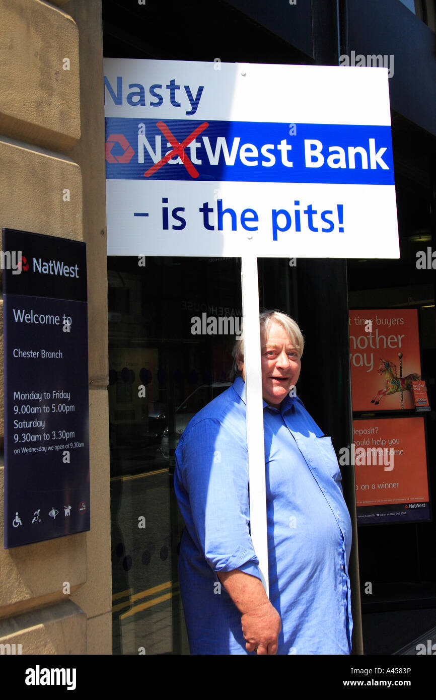 Protestierender vor der NatWest Bank Chester protestiert gegen Bankgebühren am 2006. Juni Stockfoto