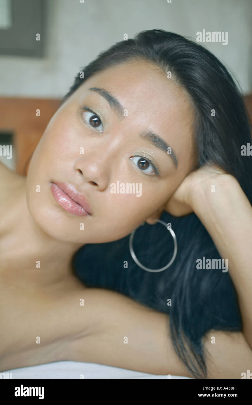 Nahaufnahme von Asiatin schiefen Kopf auf Seite Stockfoto