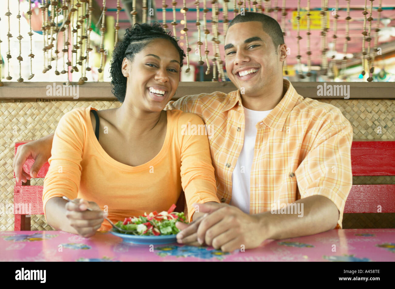 Afrikanische amerikanische paar am Tisch im restaurant Stockfoto