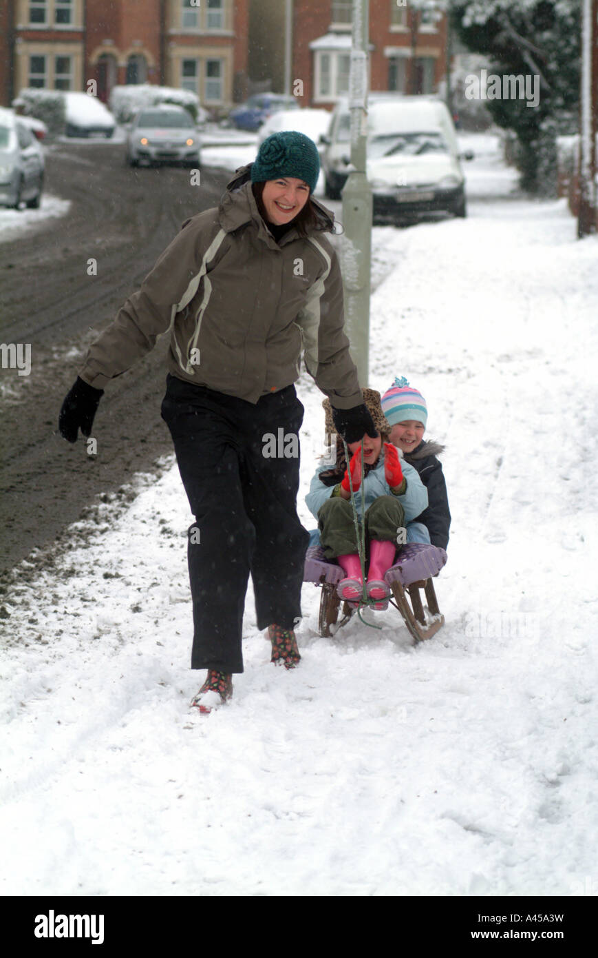 Keine Schule nimmt heute Mutter von zwei Jane Tyrtania 39 von Hitchin ihre Mädchen Florenz und Krystina den Park Stockfoto