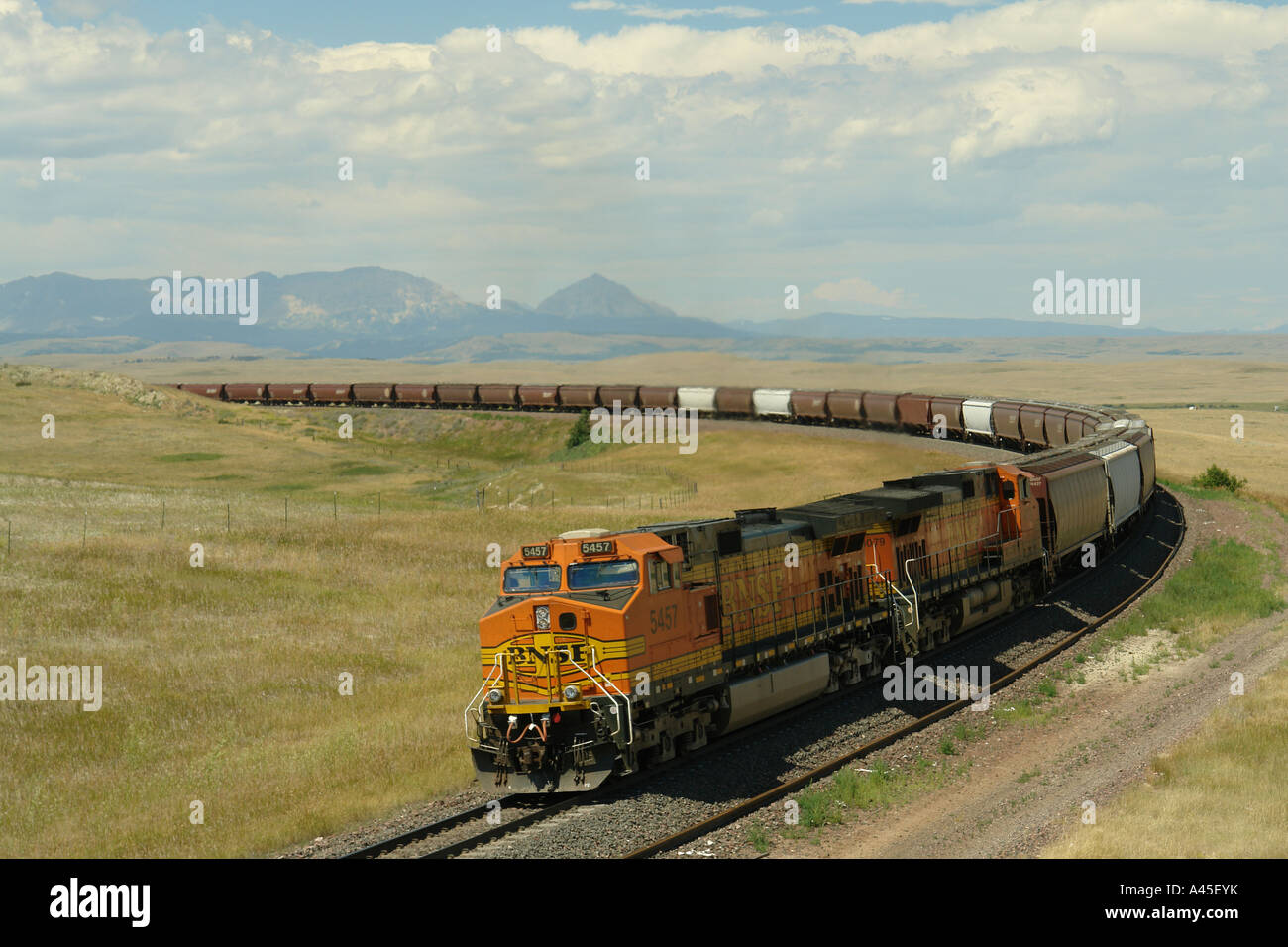 AJD56828, Browning, MT, Montana, Rocky Mountains, Blackfeet Indianer-Reservat, BNSF, Fracht-Zug Stockfoto