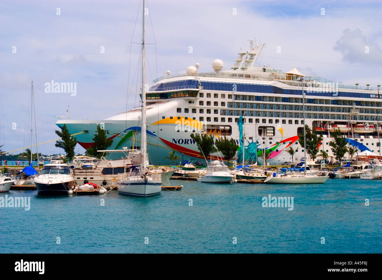 Kreuzfahrtschiff, die Norwegian Dawn am Royal Naval Dockyard in Bermuda angedockt ist umgeben von kleinen Sportbooten Stockfoto