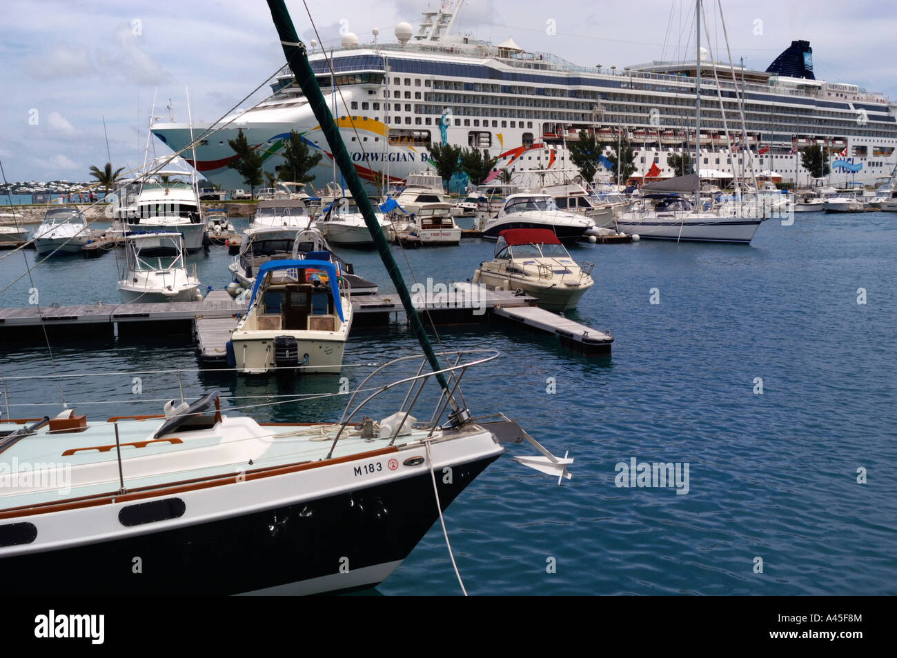 Kreuzfahrtschiff, die Norwegian Dawn am Royal Naval Dockyard in Bermuda angedockt ist umgeben von kleinen Sportbooten Stockfoto