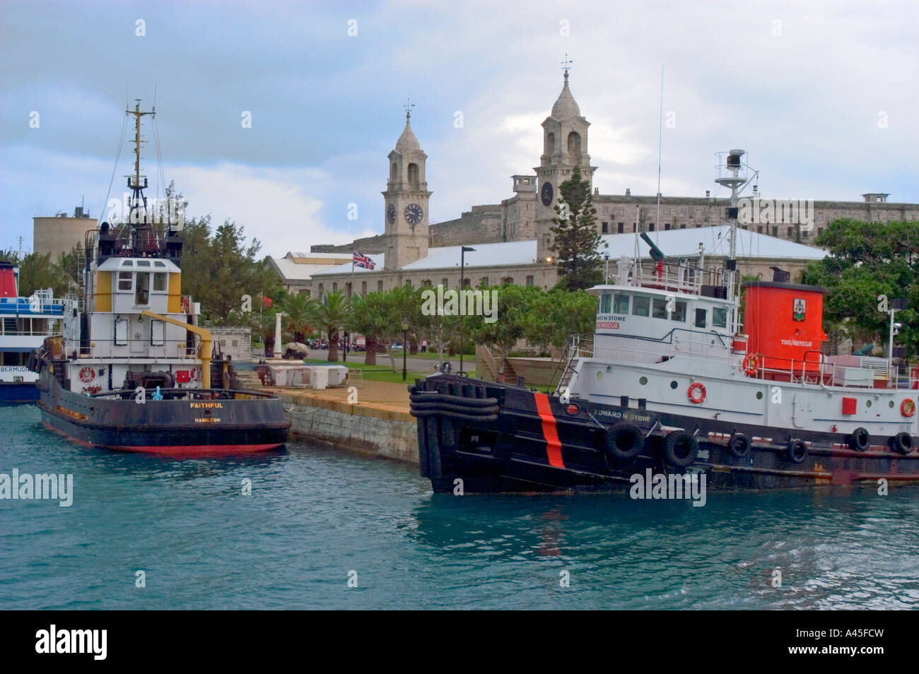 Ein Schlepper Rettungsboot und andere Arbeitsboote vertäut am Royal Naval Dockyard Stockfoto