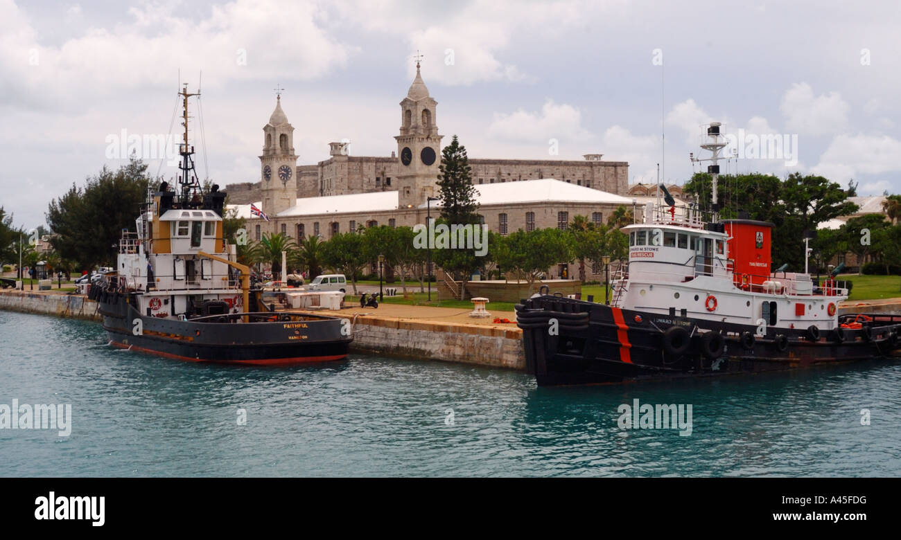 Ein Schlepper Rettungsboot und andere Arbeitsboote vertäut am Royal Naval Dockyard Stockfoto