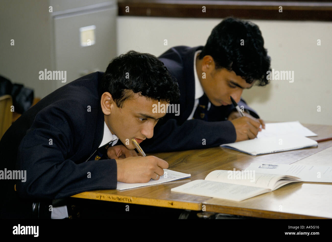 Jahr 9 Schüler in der Klasse in der Oberstufe eine Bedfordshire 1999 Stockfoto