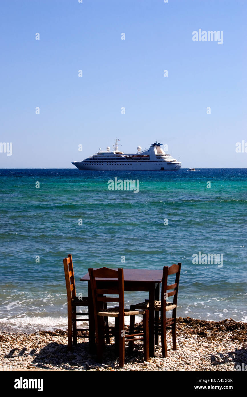 privaten Esstisch am Meer mit einem Kreuzfahrtschiff im Hintergrund Stockfoto