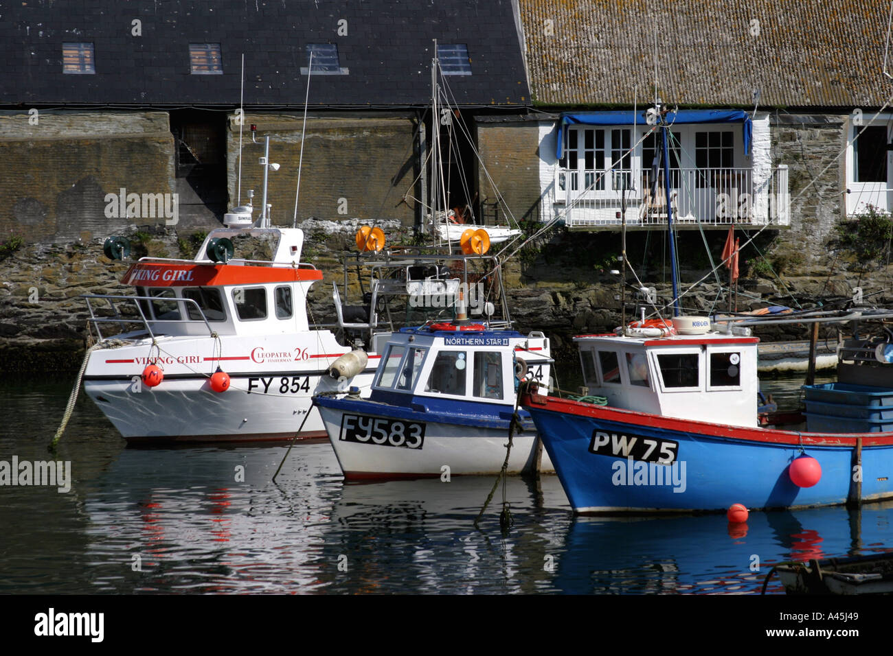 Polperro Hafen mit Fischerbooten Stockfoto