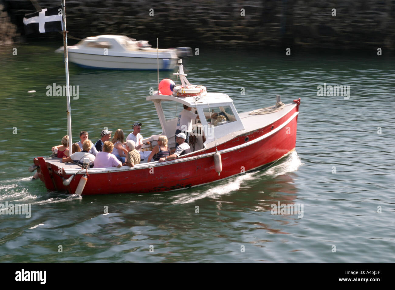 Familien mit dem Boot Hafen verlassen Stockfoto