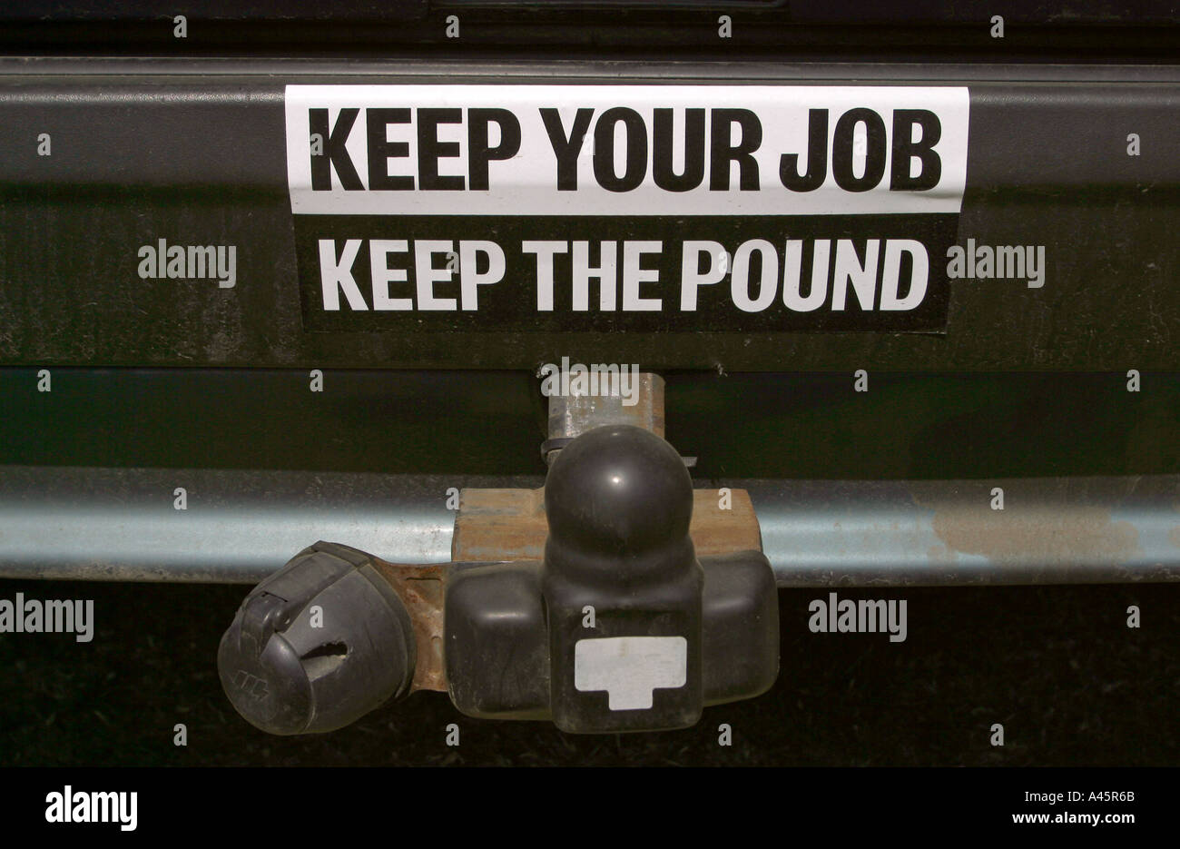 ein Auto zeigt einen Anti Euro Aufkleber während der Veuve Cliquot Champagner Polo Finale im Cowdray Park in haslemere Stockfoto