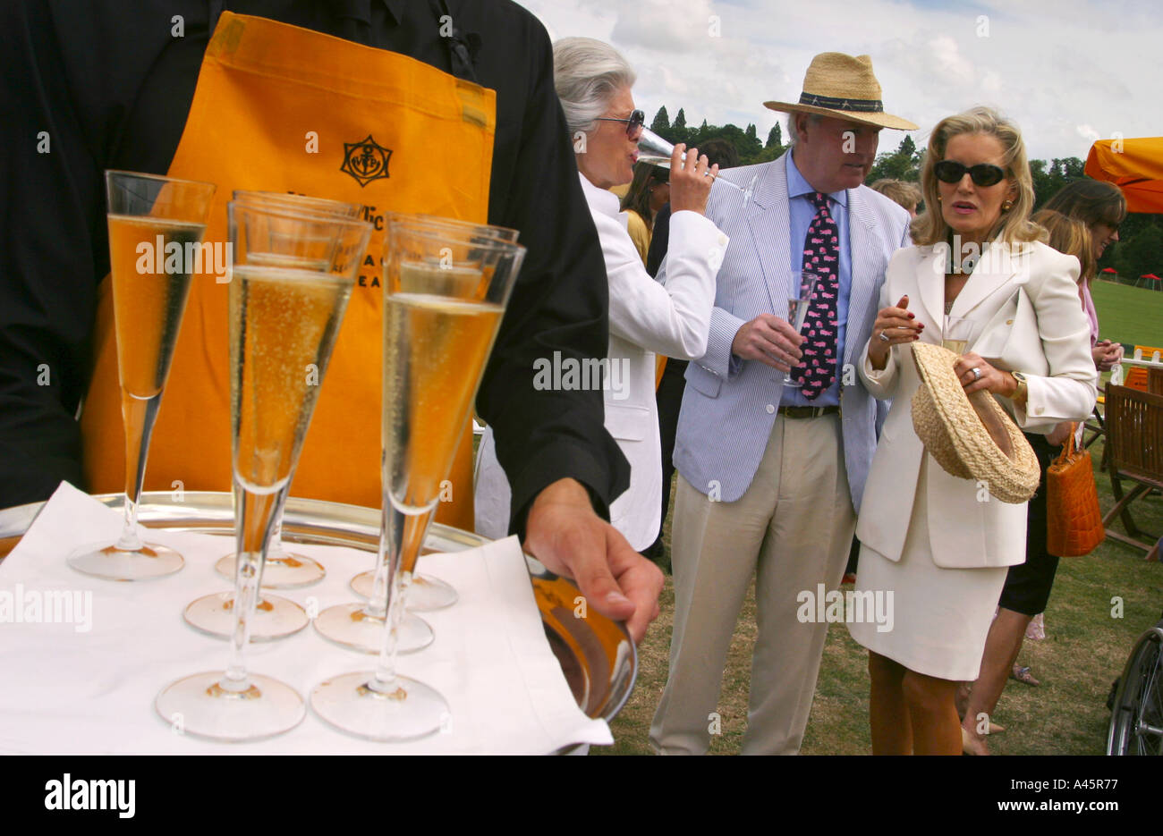 Zuschauer knüpfen im VIP-Bereich während der Veuve Cliquot Champagner Polo Finale im Cowdray Park in haslemere Stockfoto