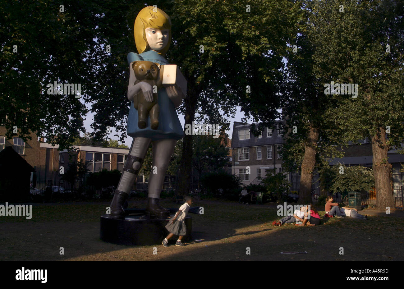 Liebe eine neue Skulptur des britischen Künstlers Damien Hirst steht in Hoxton Square in London die 22 ft Skulptur ist von hirst s erste große Ausstellung für 8 Jahre Stockfoto