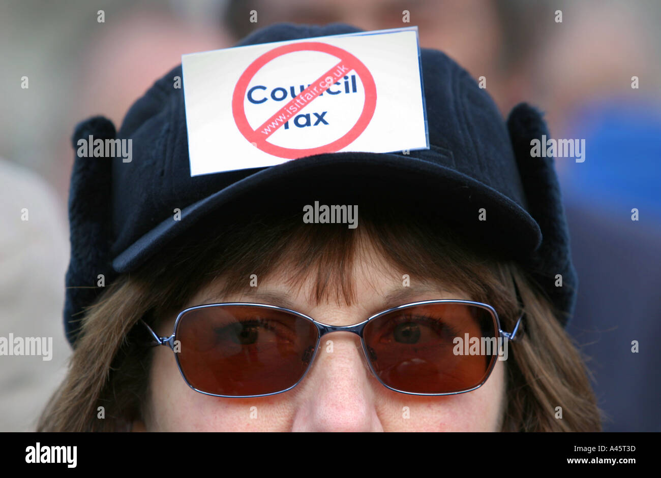 Eine Frau trägt einen Hut mit einem Abzeichen während des ist es fair, Rallye der Rentner in Trafalgar Square gegen Regierung Rat Steuern steigt Stockfoto