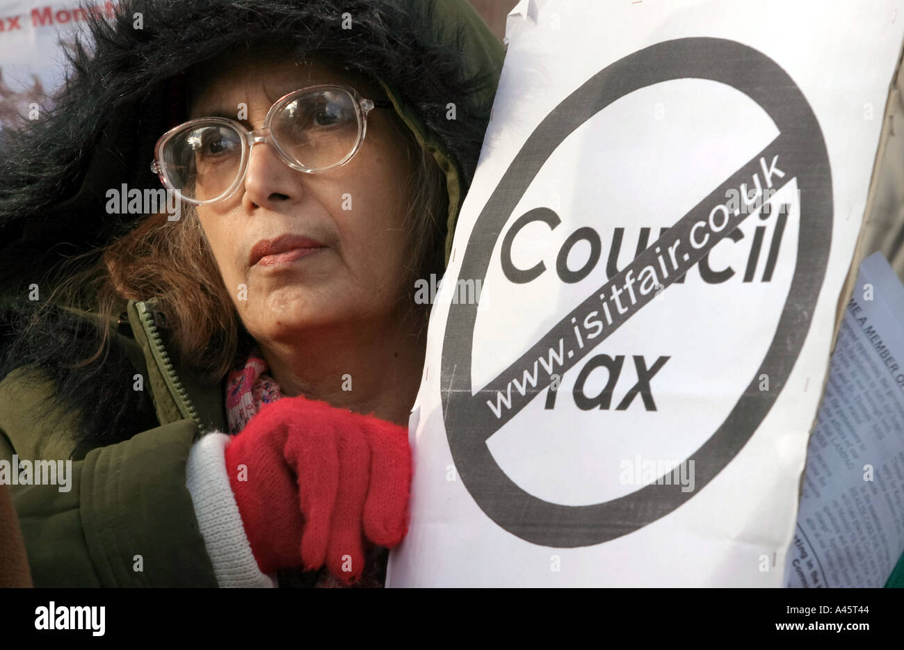 eine Frau hält eine Fahne bei der ist es fair Rallye der Rentner in Trafalgar Quadrat gegen Regierung Gemeindesteuer steigt Stockfoto