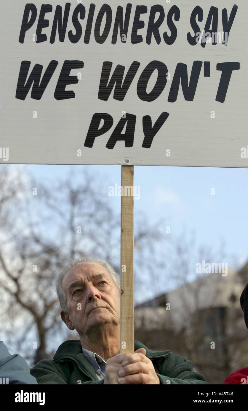 ein Mann hält einen Banner während der ist es fair Rallye der Rentner in Trafalgar Quadrat gegen Regierung Gemeindesteuer steigt Stockfoto
