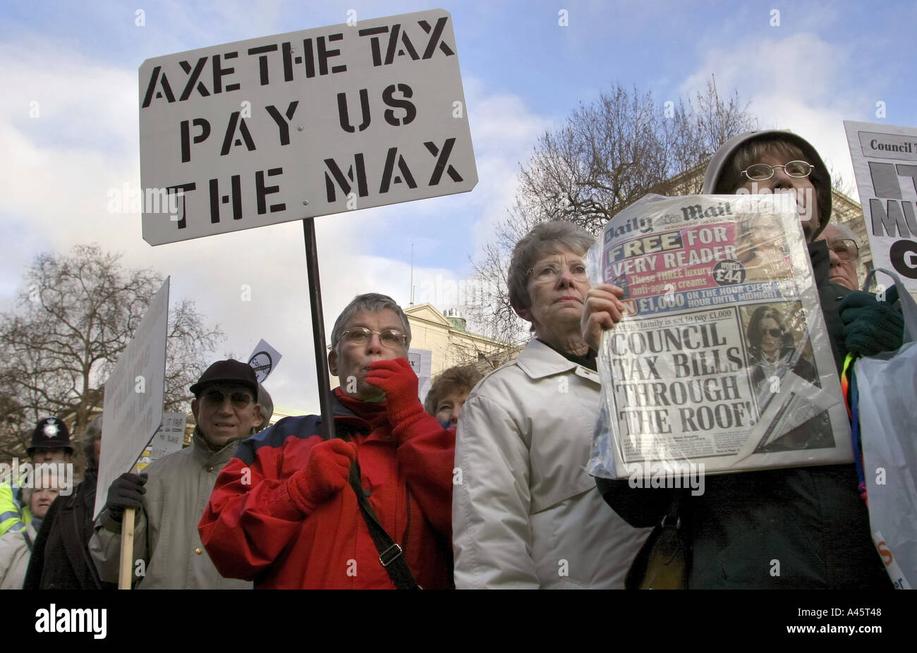 Frauen halten Fahnen und eine Kopie der Zeitung Daily Mail während der ist es fair, Rallye der Rentner in Trafalgar Square gegen Regierung Rat Steuern steigt Stockfoto
