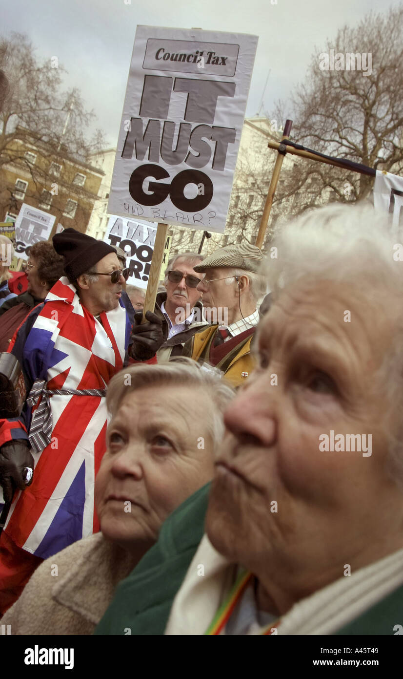 Männer und Frauen sammeln außerhalb der Downing Street während des ist es fair, März der Rentner nach Whitehall gegen Regierung Rat Steuern steigt Stockfoto
