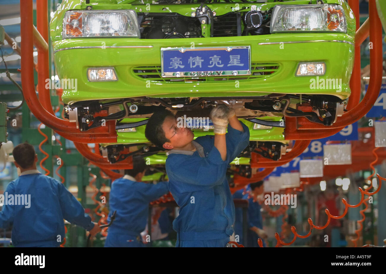 Arbeiter am Fließband an Geely-Konzern-Automobilfabrik in Tiantai-china Stockfoto
