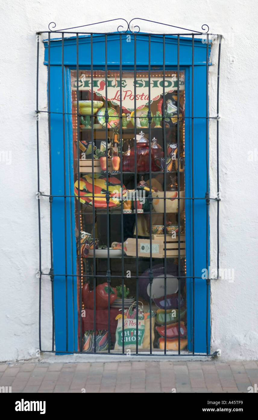 Schmiedearbeiten schmückt und schützt ein Schaufenster in Mesilla New Mexico ein beliebtes Ziel für Touristen Stockfoto