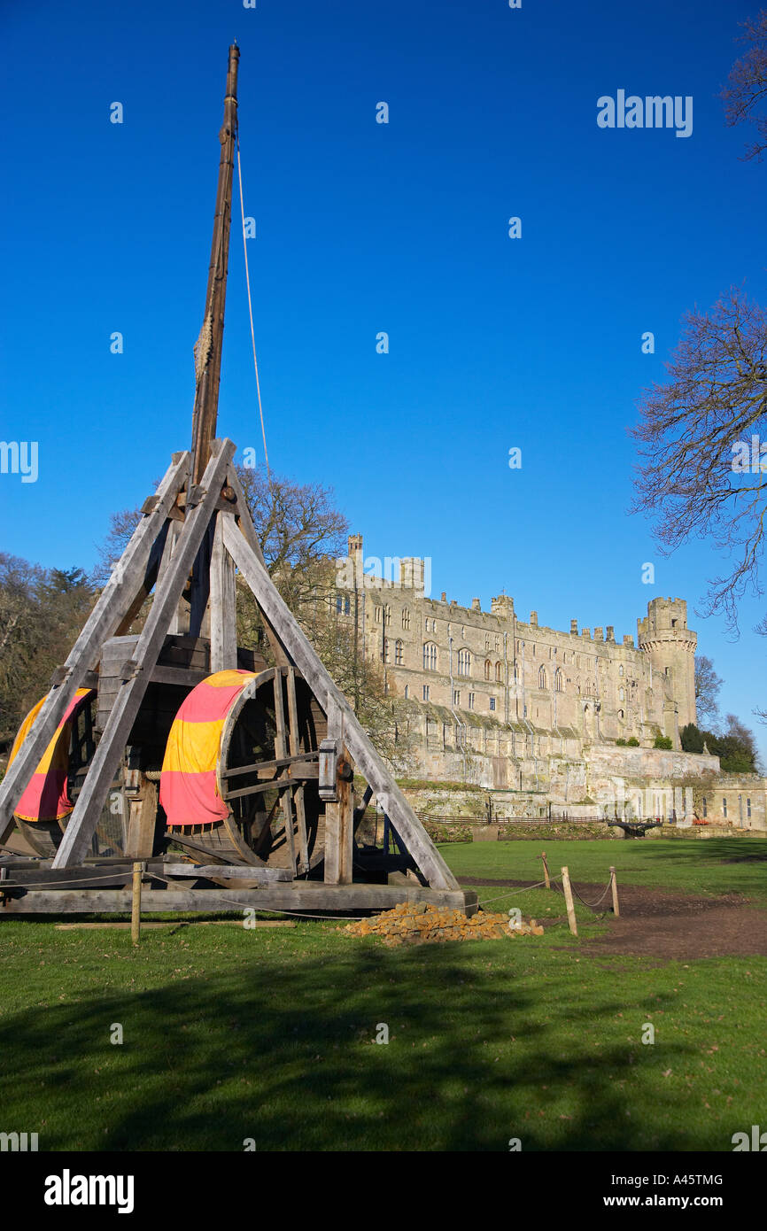 Seige Waffe auf dem Gelände des Warwick Castle Stockfoto