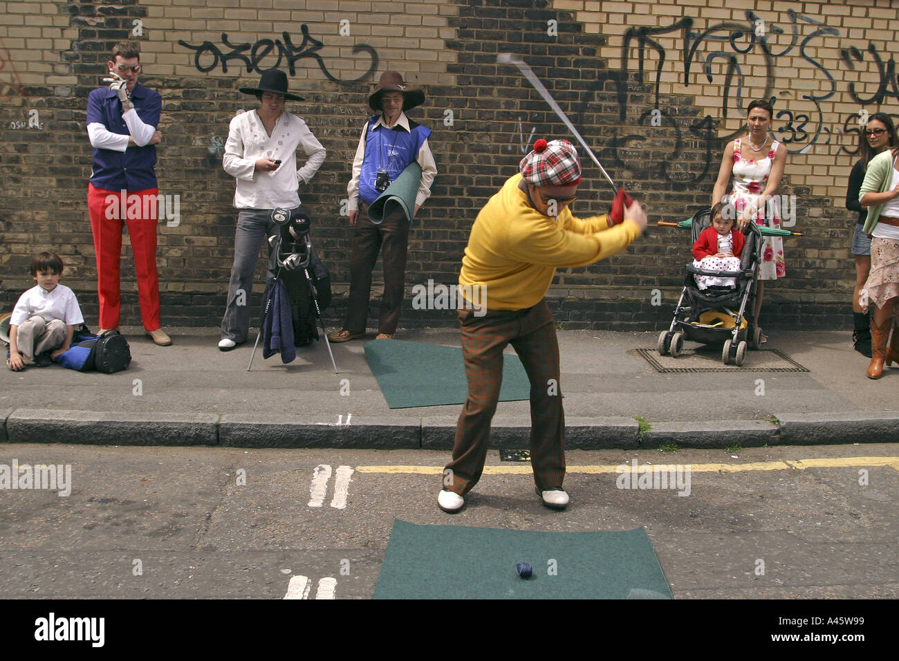 Urban Golf Wettbewerber auf die ersten Shoreditch urban open Turnier in london Stockfoto