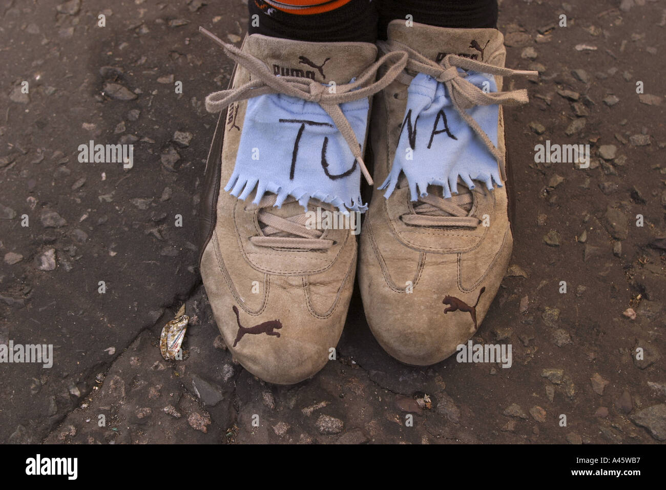 ein urban Golf-Konkurrenten improvisiert Golf-Schuhe beim ersten Shoreditch städtischen offenen Turnier in london Stockfoto