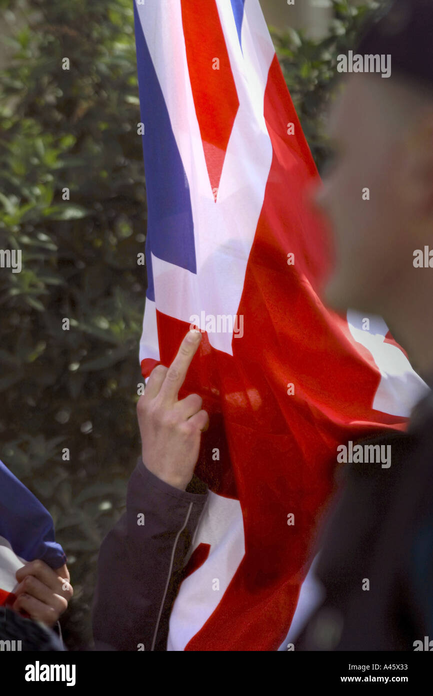 Ein Mann Gesten während einer Demonstration von der neo-faschistischen Partei Front National, wie Sie streikposten der Finsbury Park Moschee in London, April 2004 Stockfoto