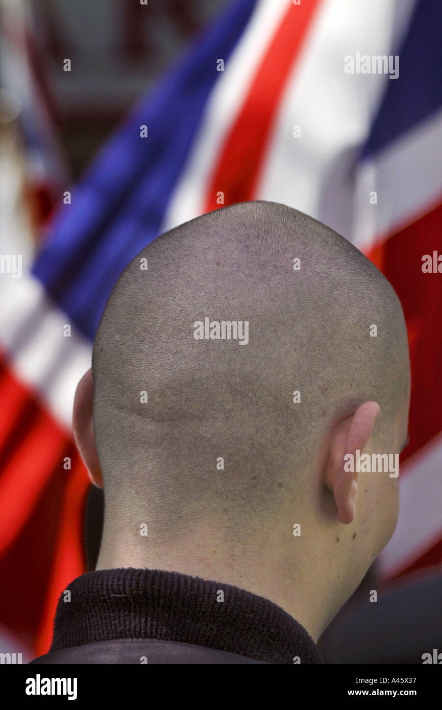 Ein skinhead während einer Demonstration von der neo-faschistischen Partei Front National, wie Sie streikposten der Finsbury Park Moschee in London, April 2004 Stockfoto