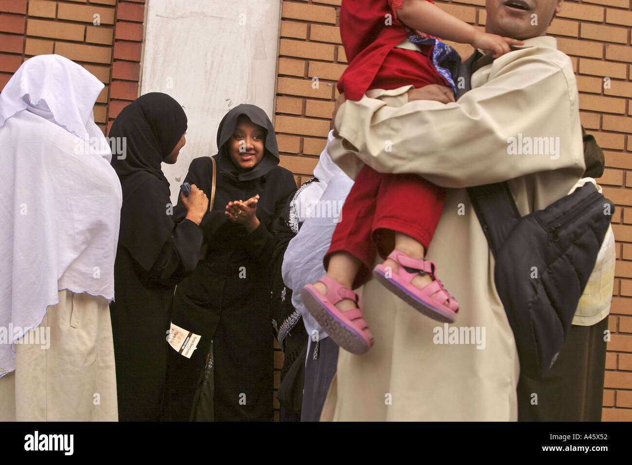 muslimische Frauen versammeln sich in der Straße vor der Ost-London-Moschee in Whitechapel im East End von london Stockfoto
