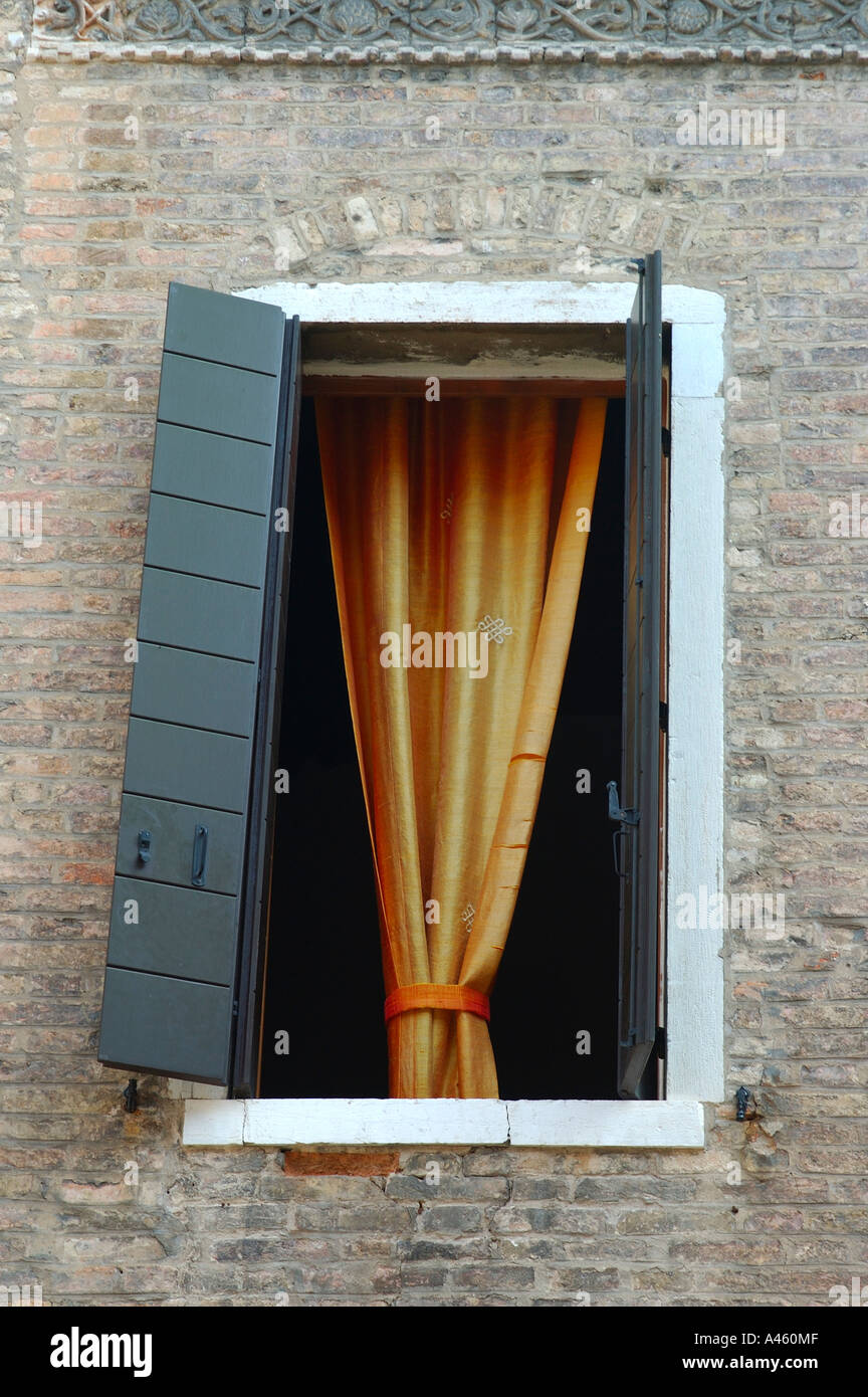 Halb-offene Fenster, Venedig Italien Stockfoto