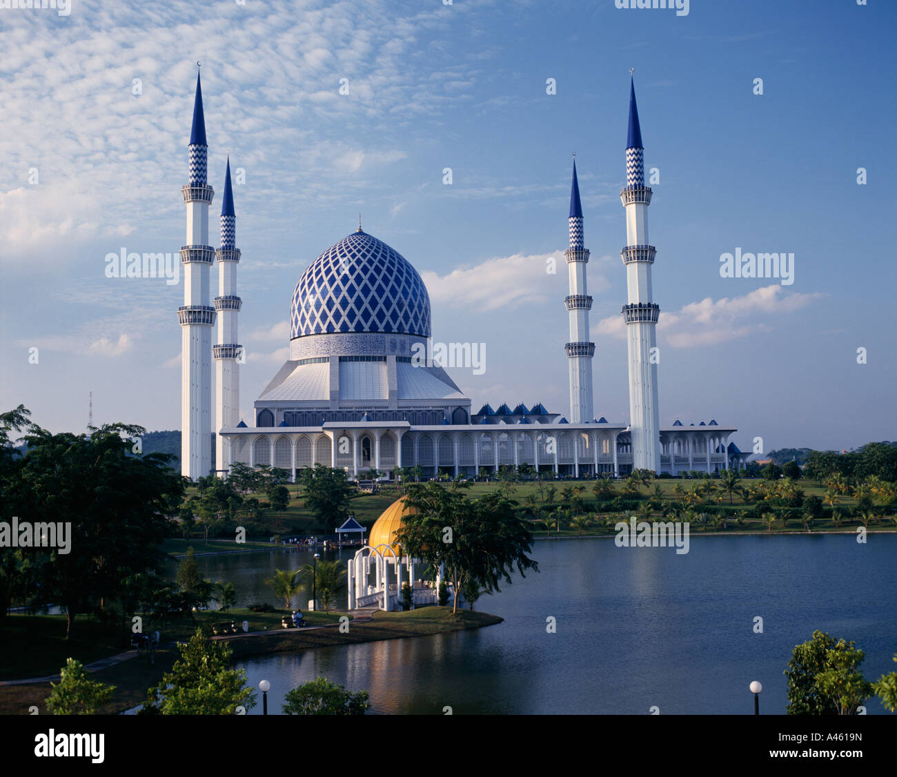 MALAYSIA Südostasien Selangor Shah Alam Moschee vier schlanken Türme Hauptkuppel blau gelb am See Kuppel von See Stockfoto